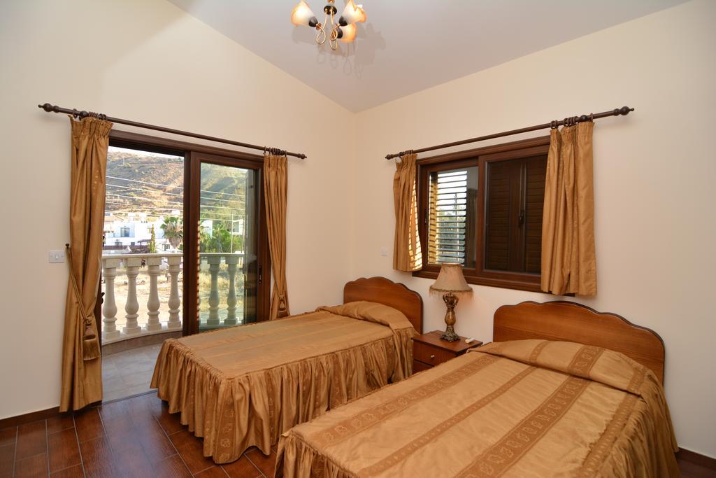פומוס Kalli Villa חדר תמונה