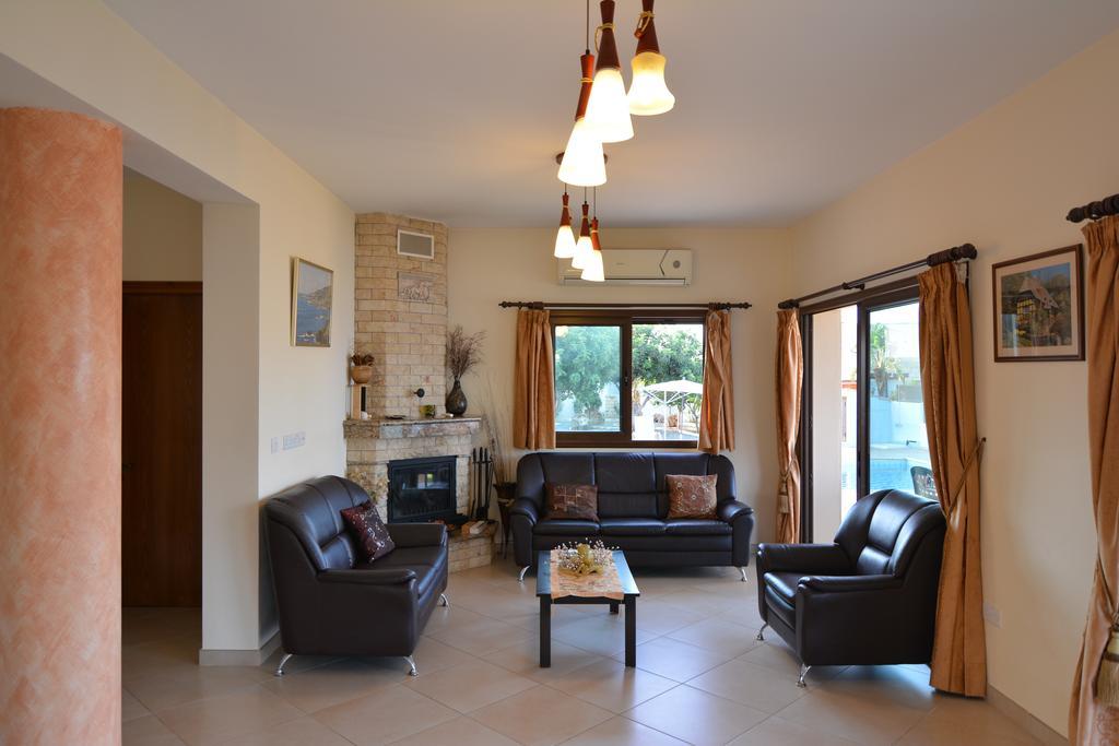 פומוס Kalli Villa חדר תמונה